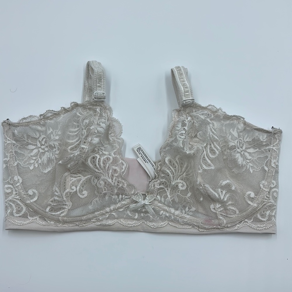 Le Mystere bra pre owned some signs of wear but still a functional great bra